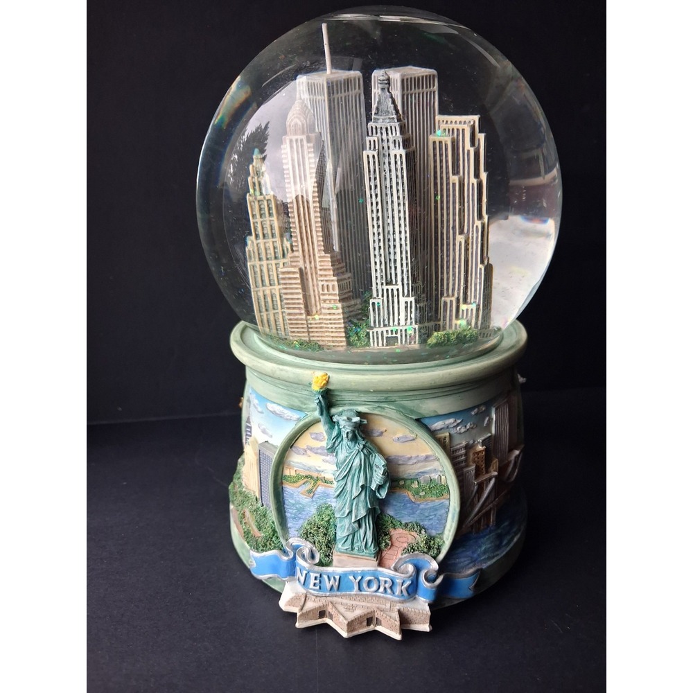 New York City Snow Globe With Twin Towers. As Seen On "Sex And The City" RARE